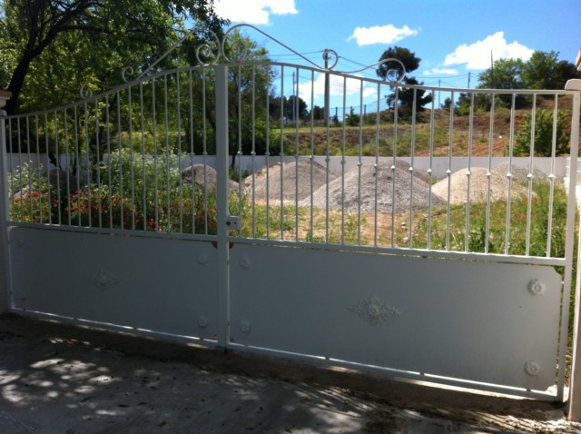Portail tôlé en acier avec volutes et décorations sur mesure à Châteauneuf-les-Martigues